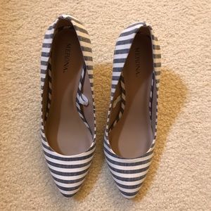 Striped heeled pump w/ Navy & off white stripes